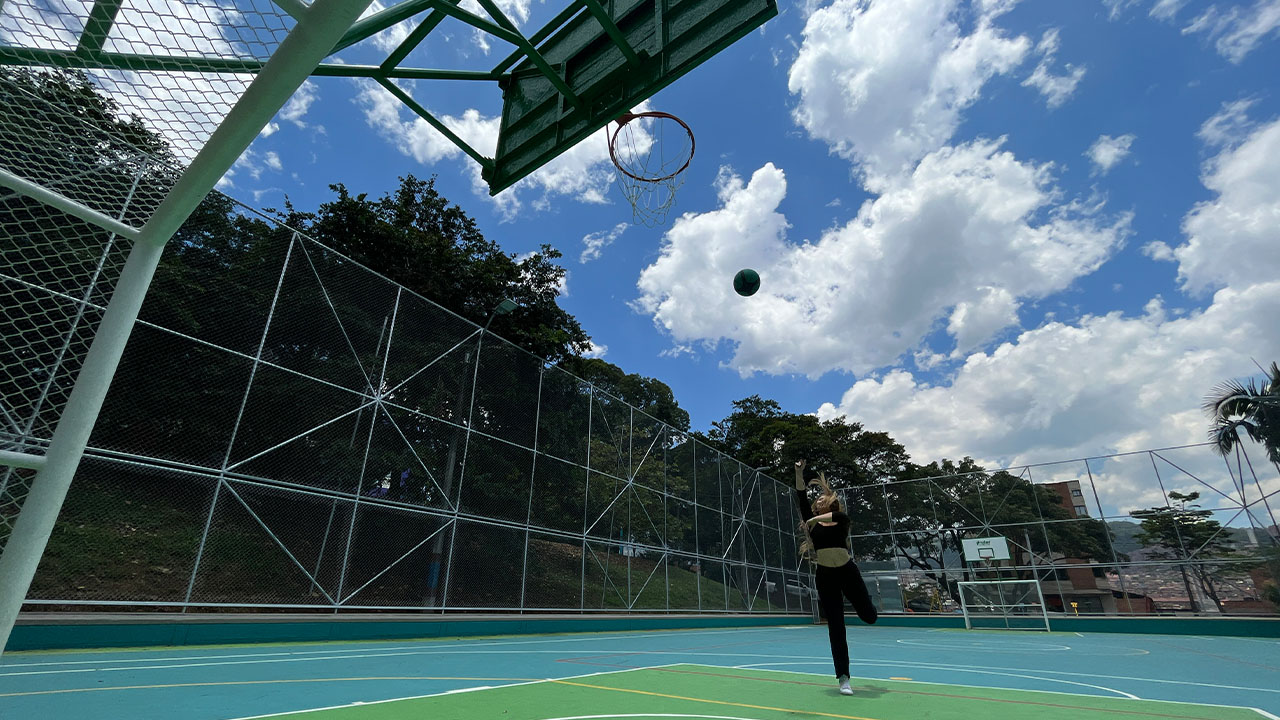 Entregan nuevos escenarios deportivos en Medellín