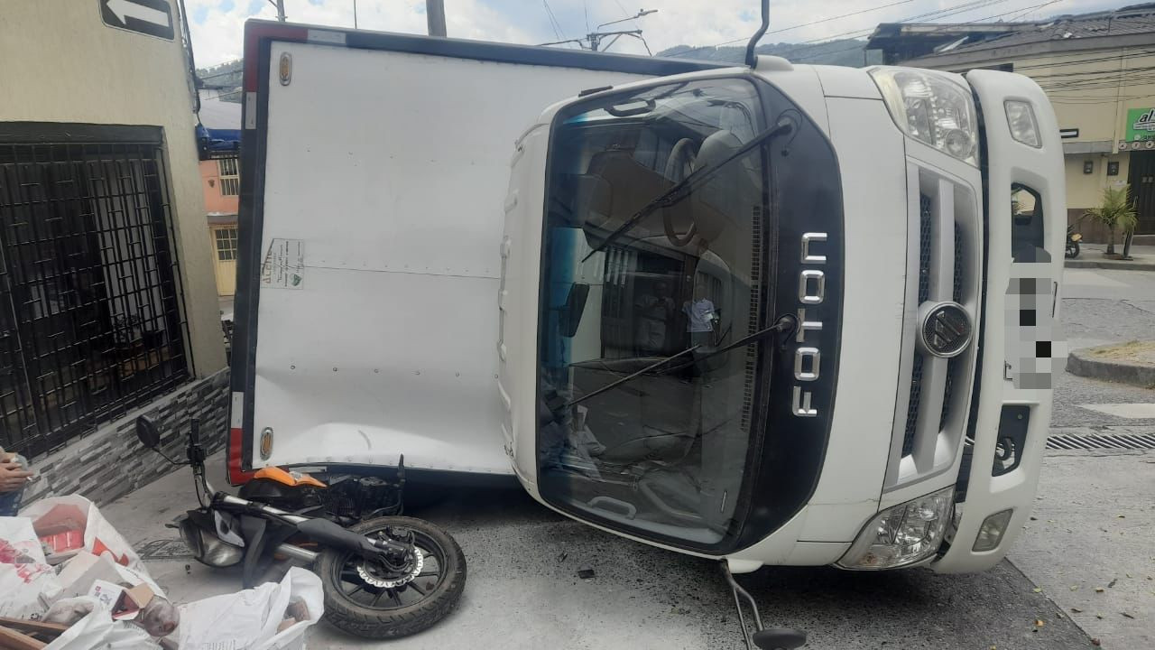 ¡Qué berraco susto! Furgón se volcó sobre una moto en el barrio San Jorge