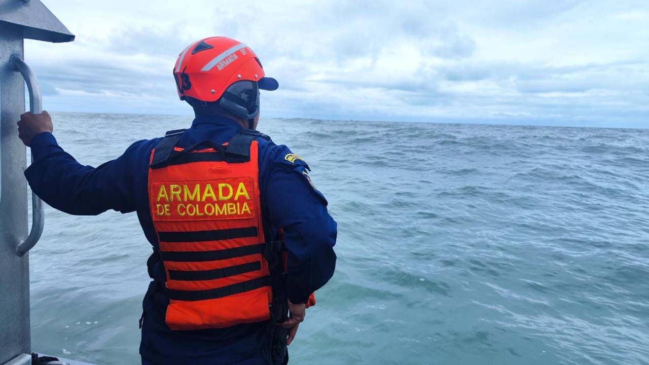 La Armada rescató a 18 personas que viajaban en una embarcación que se hundió en Buenaventura