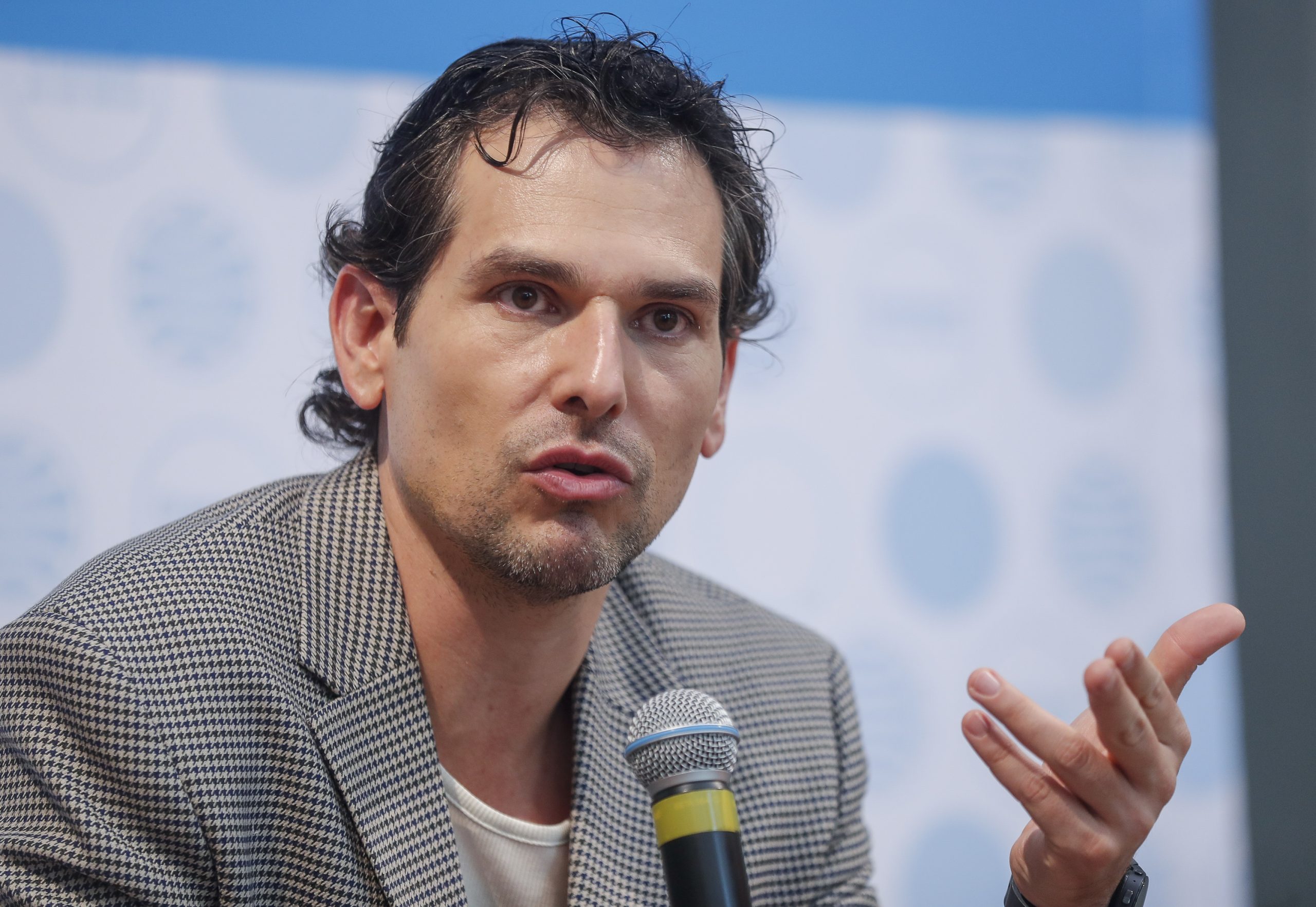 “Alan x el mundo” presenta su libro para “revalorar la razón por la que viajamos”