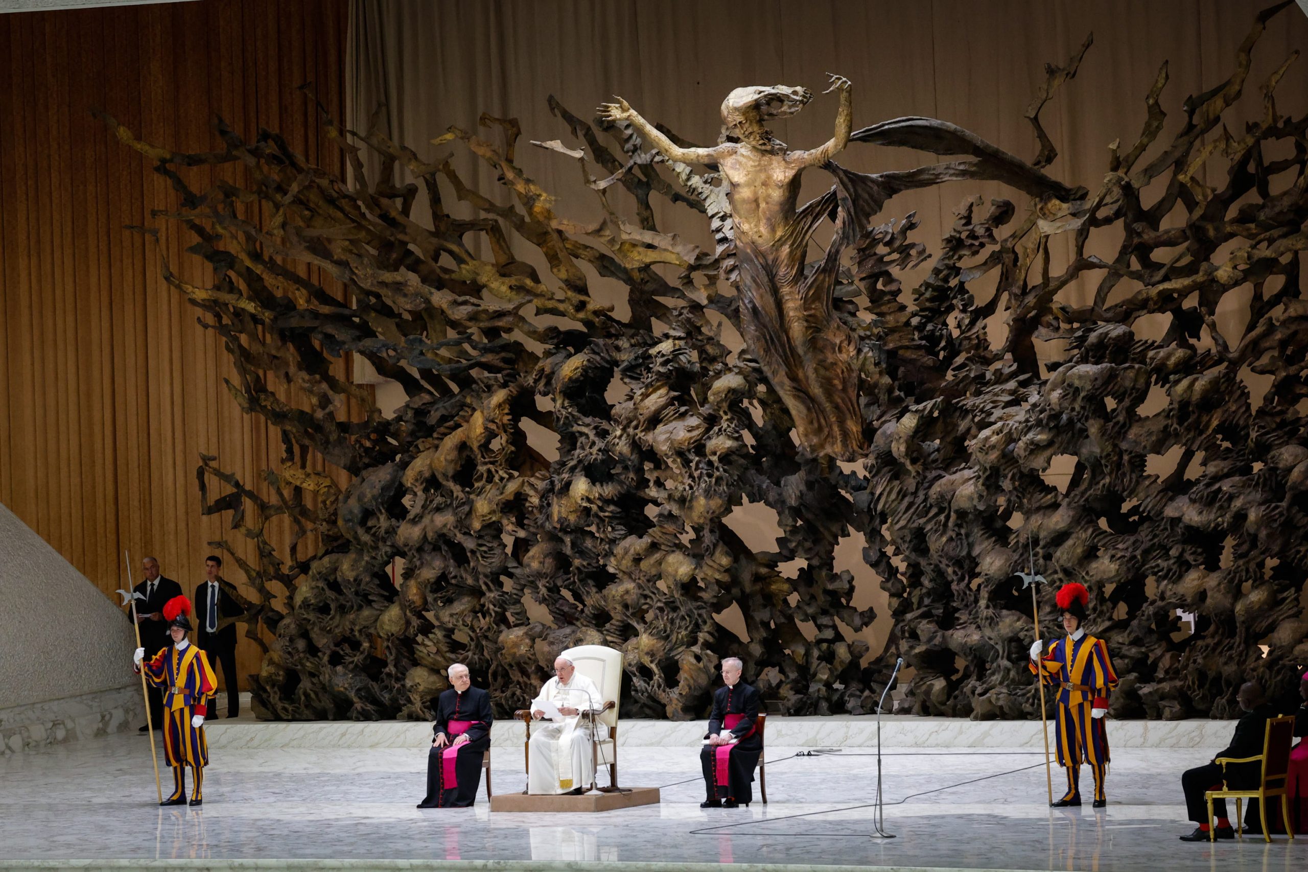 El papa dice que rezó por la paz en Fátima y pide a los “grandes” escuchar a los jóvenes