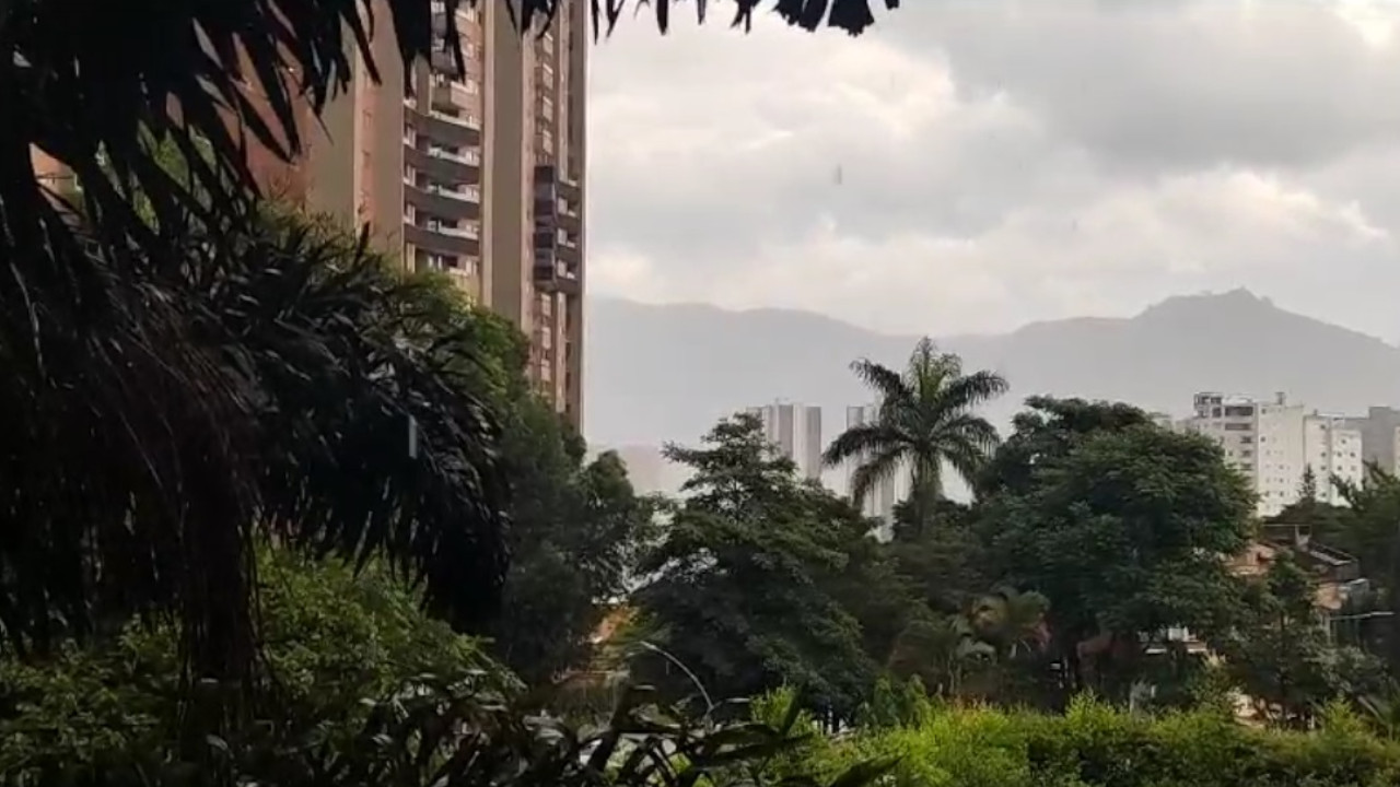 VIDEO. ¡No olvides el paraguas e impermeable! Reportan fuerte lluvias en el Sur del Valle de Aburrá