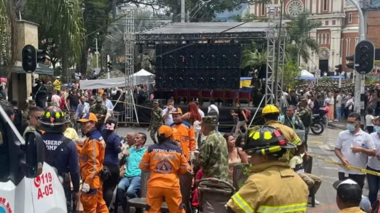 VIDEO. Durante un evento de juramento de bandera en Bello se explotó bomba de gas lacrimógeno