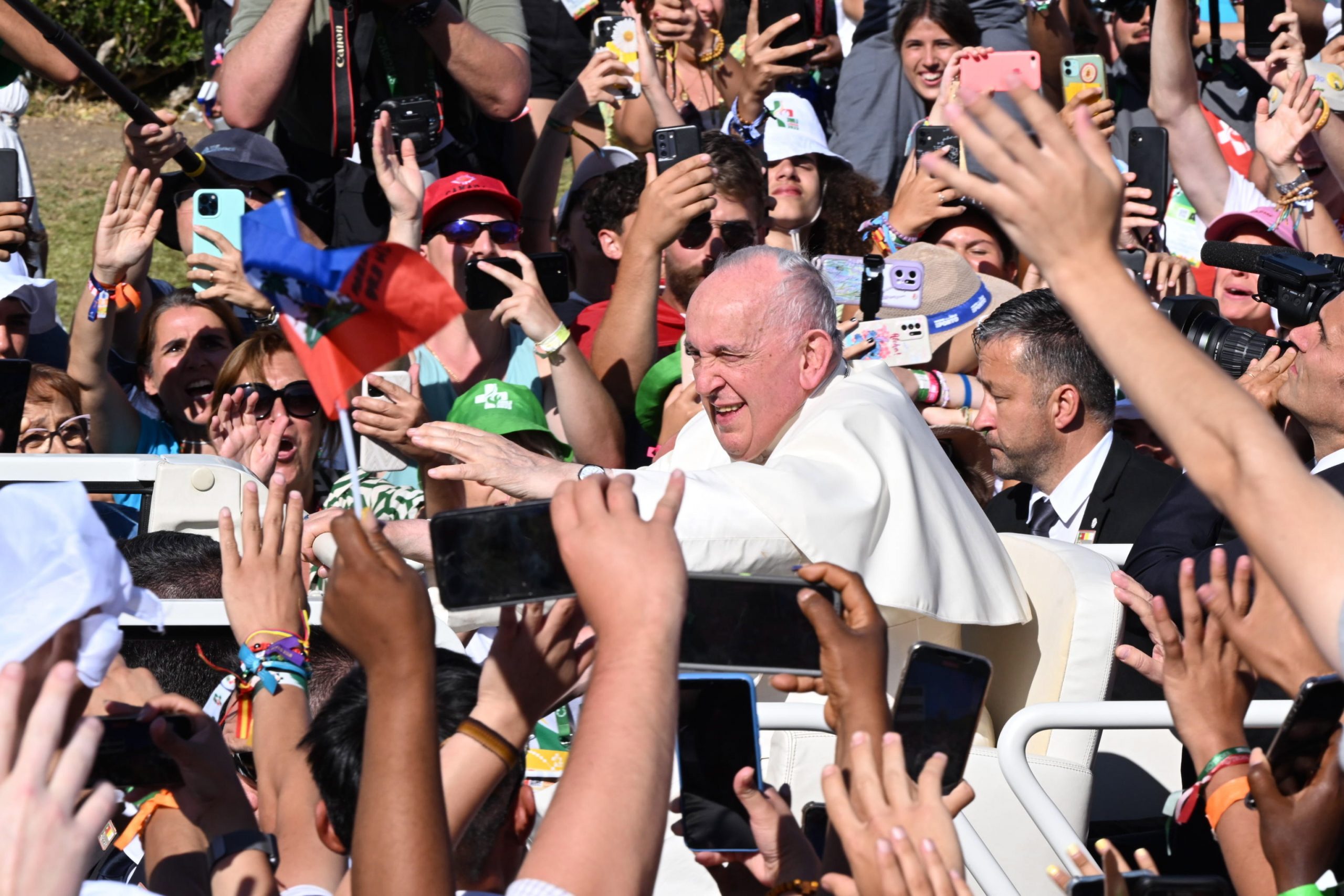 Francisco reúne a más de 800.000 personas en el Vía Crucis en Lisboa
