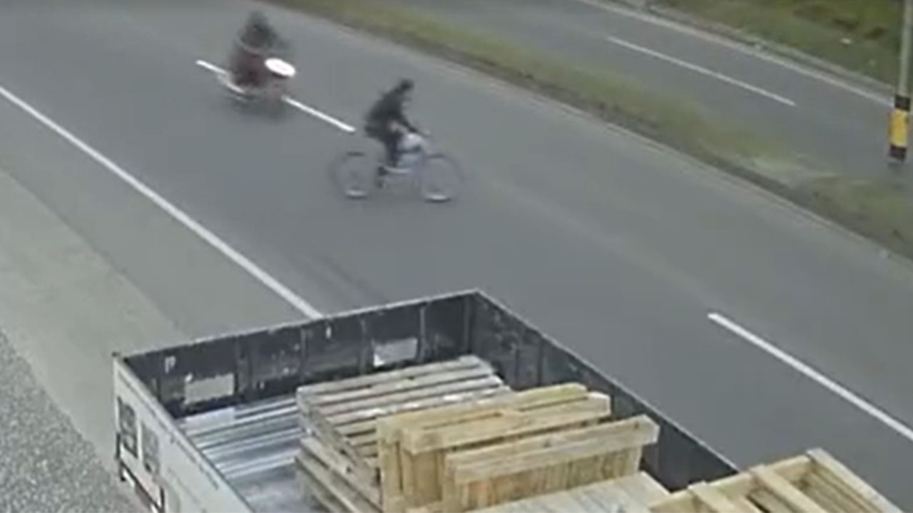 ¡Dios mío! Un ciclista fue atropellado por una moto en carretera de Guarne