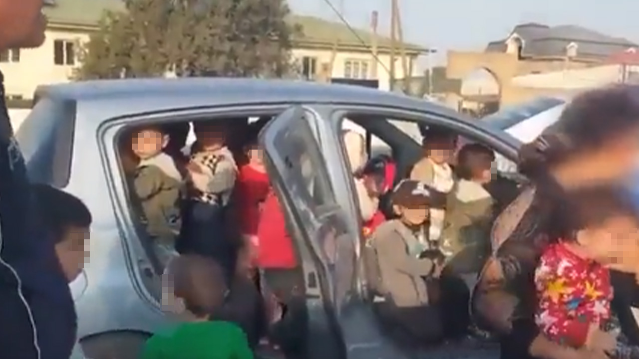 .‘Como fósforos’: Profesora apeñuscó a 25 niños en un carro particular