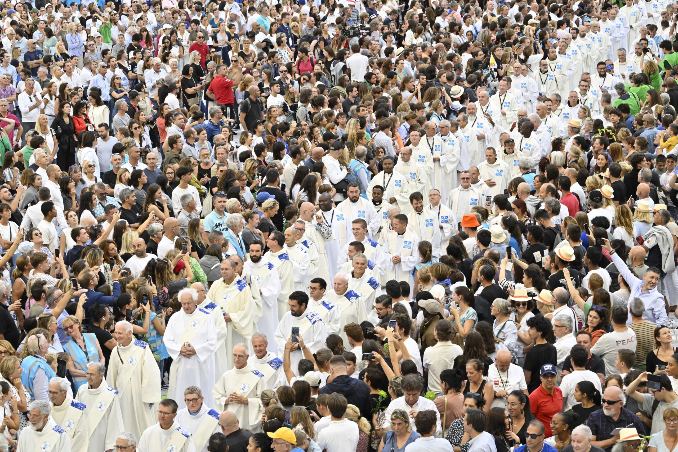 El papa celebra una misa ante 50.000 personas en Marsella con la presencia de Macron