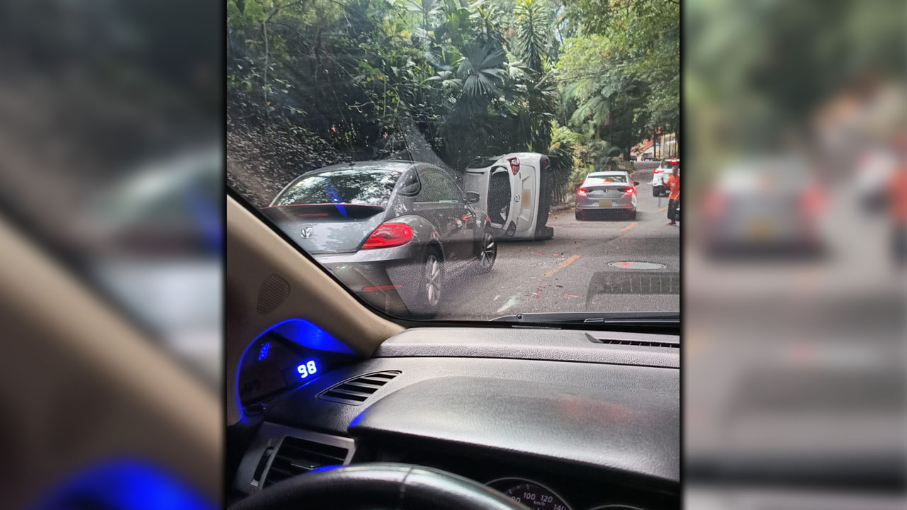 Carro se volcó en la Loma de Los Balcones, El Poblado