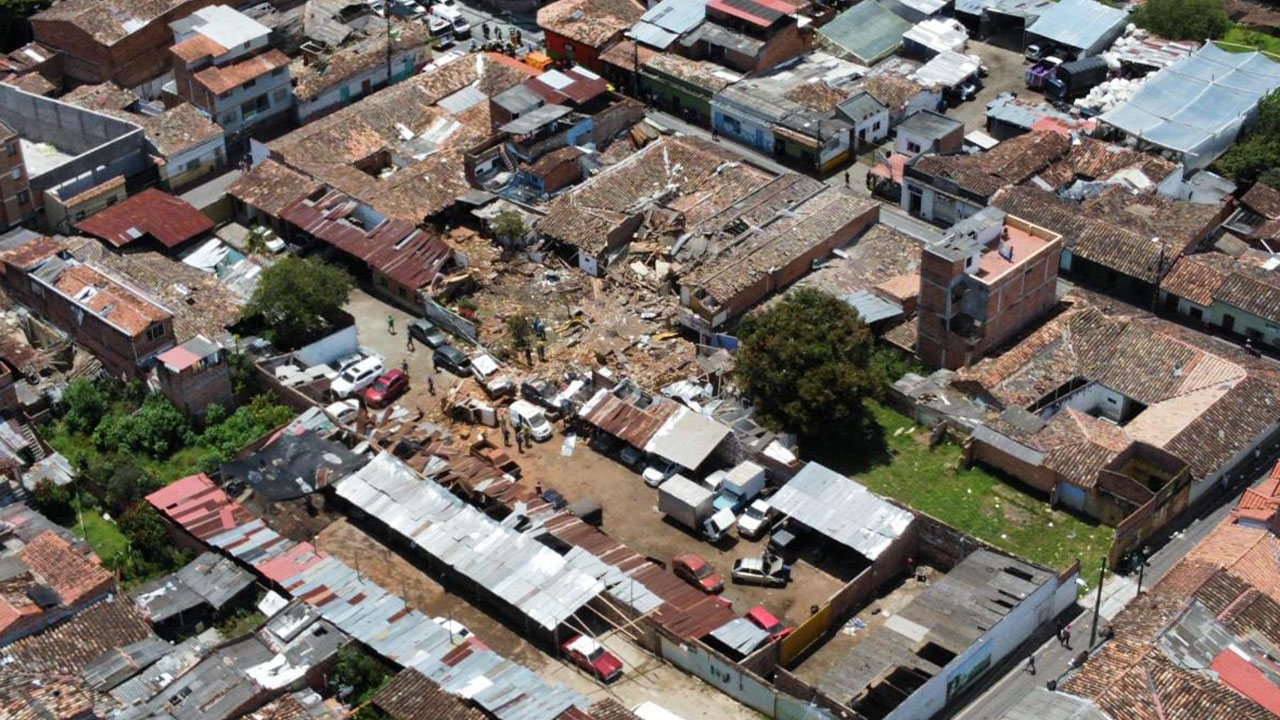 Gobernador de Antioquia visita zona afectada por explosión en Rionegro