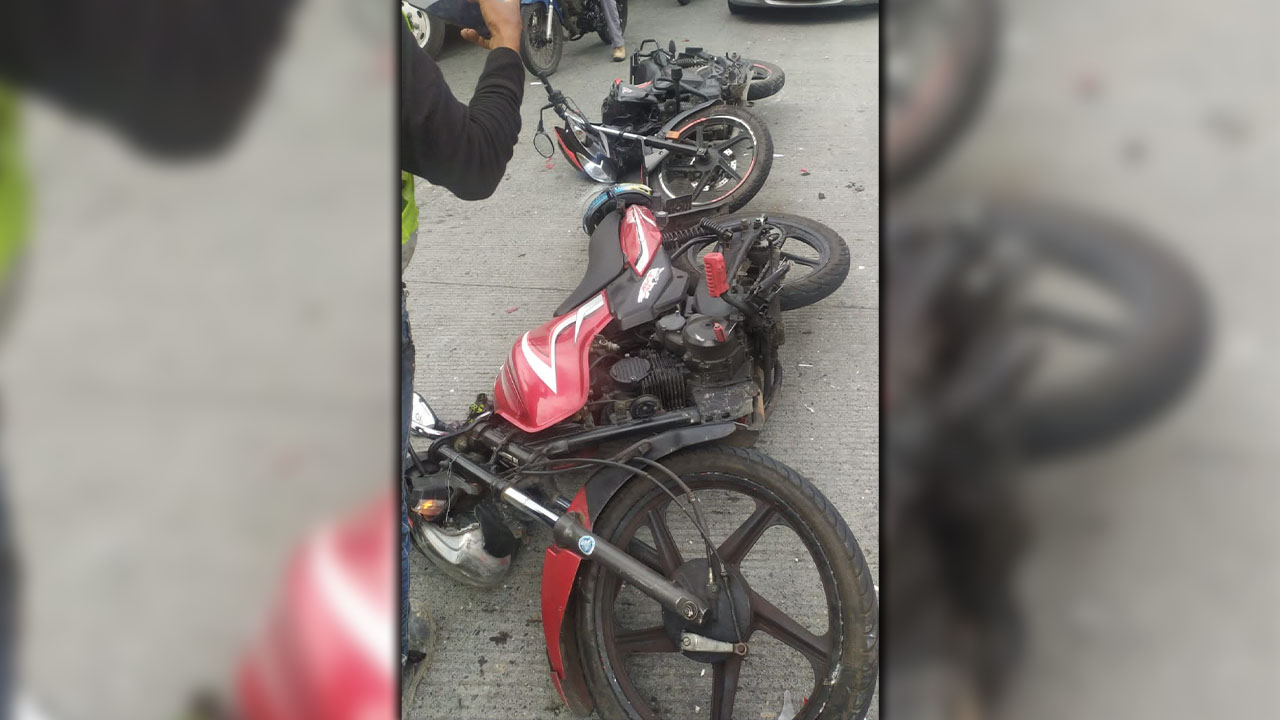 Dos motos en el suelo, hay cierre total de la avenida Kevin Ángel por choque