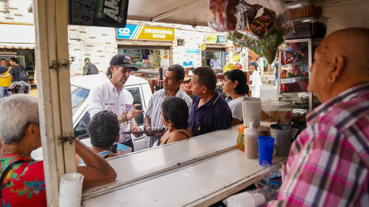 El candidato Fico Gutiérrez, recorrió las Comunas 1 y 11 de Medellín