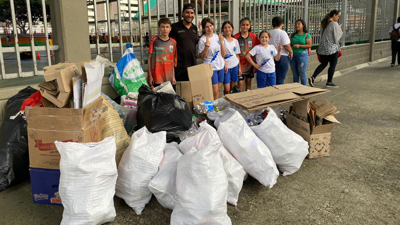 Deportistas participan en competencia de reciclaje