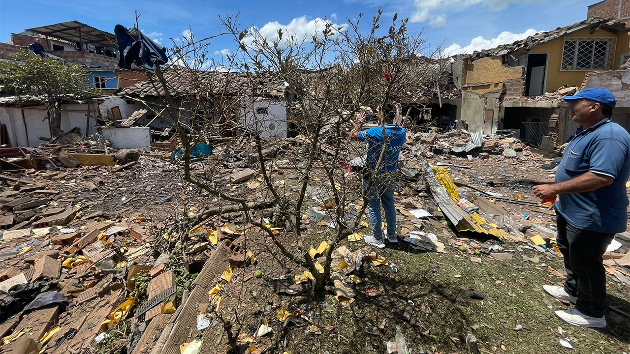 Gobernador de Antioquia visita zona afectada por explosión en Rionegro