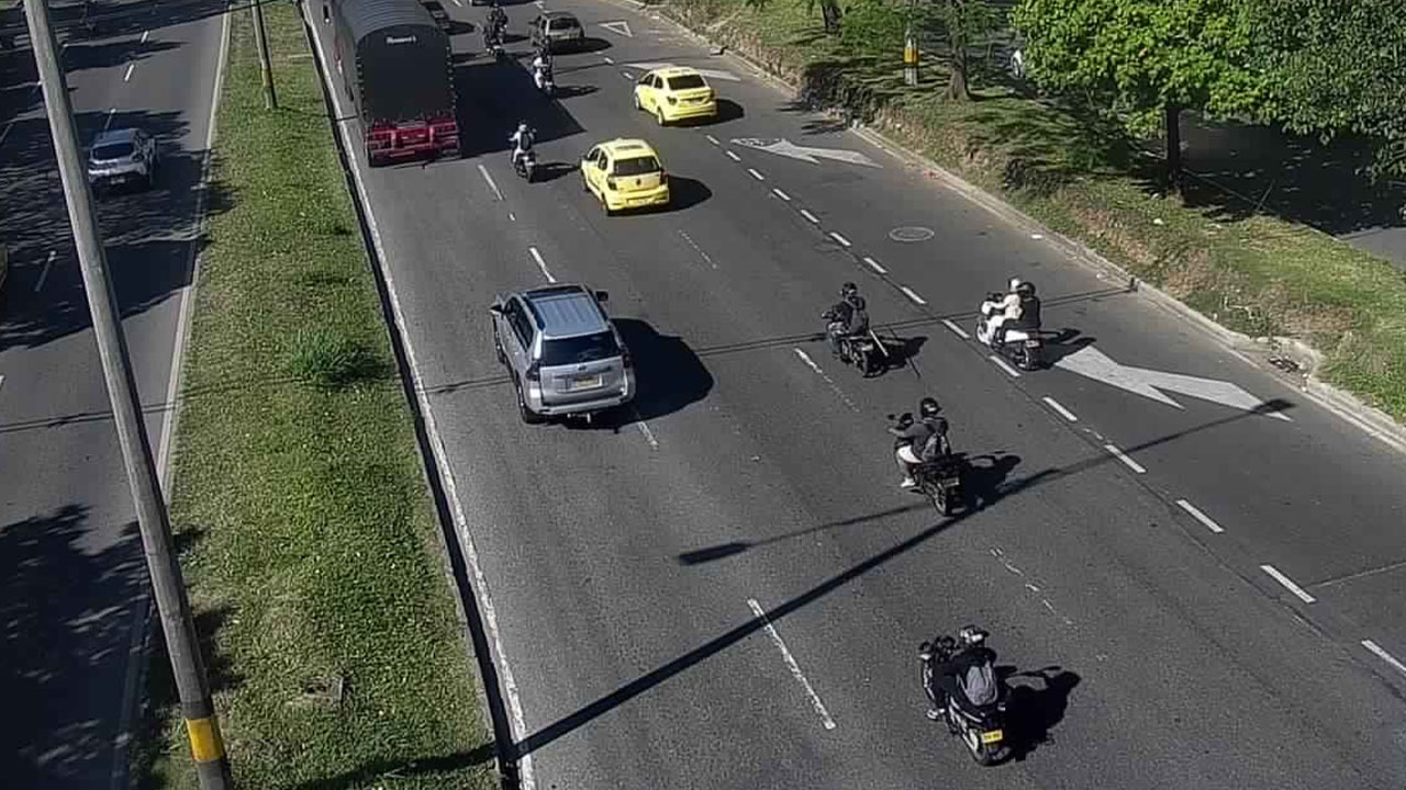 3 %C2%A1Tremendo trancon en la Regional Camion se volco luego del soterrado de Parques del Rio