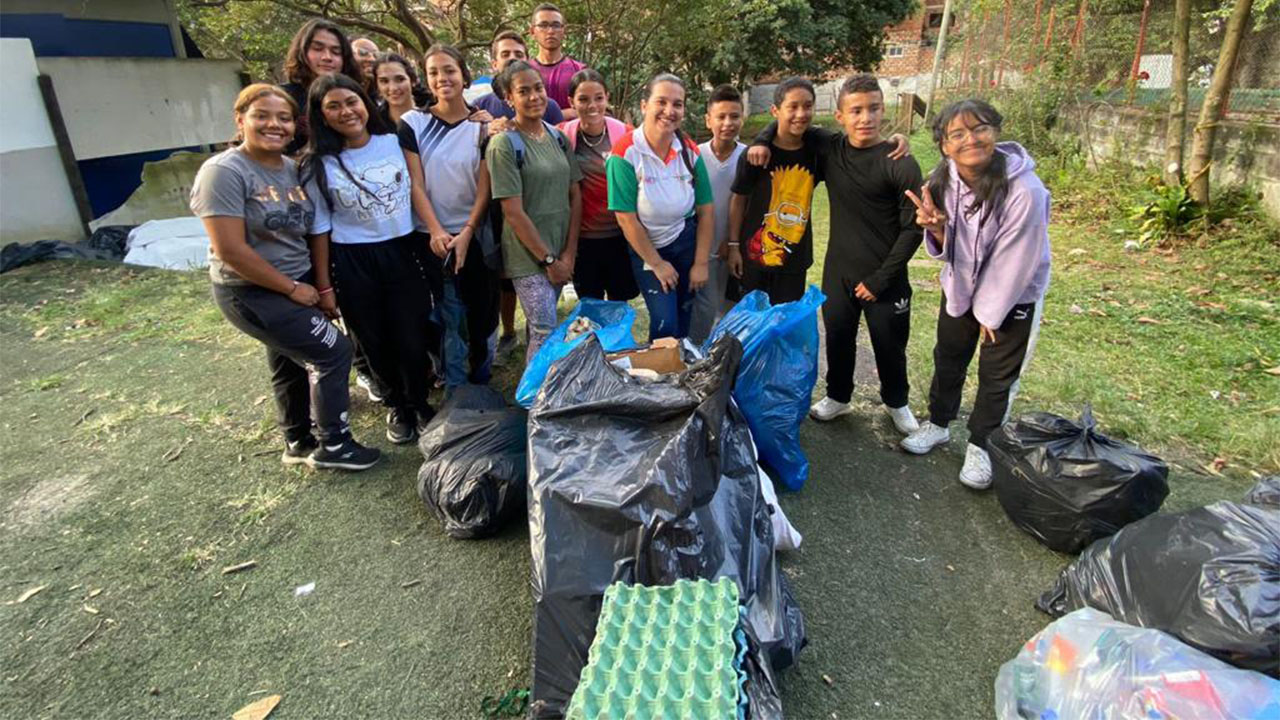 Deportistas participan en competencia de reciclaje