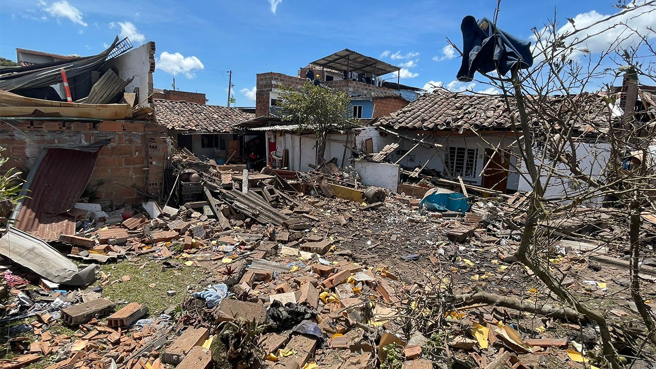 Gobernador de Antioquia visita zona afectada por explosión en Rionegro
