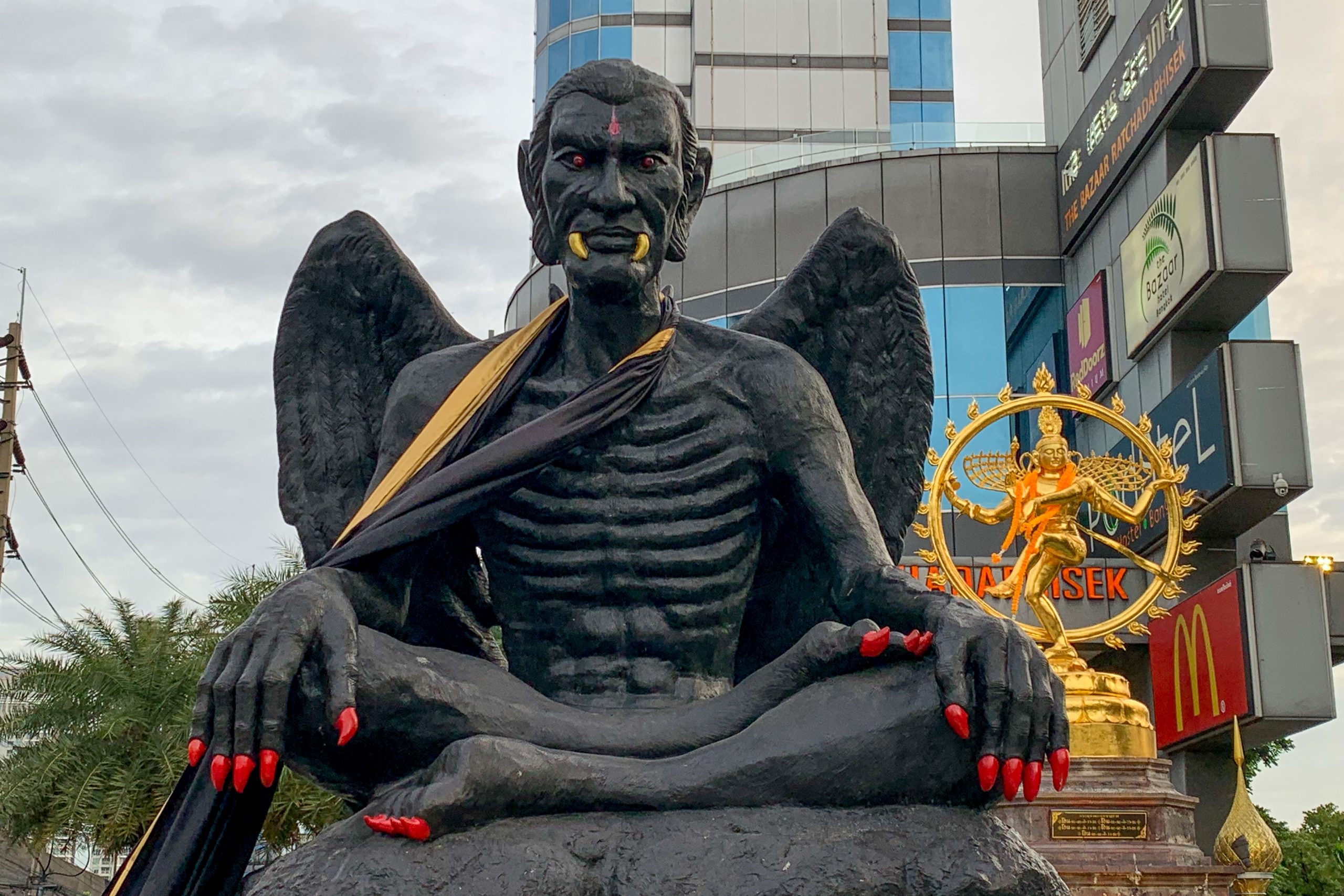 Una estatua de aspecto demoníaco enfrenta a adoradores y detractores en Bangkok