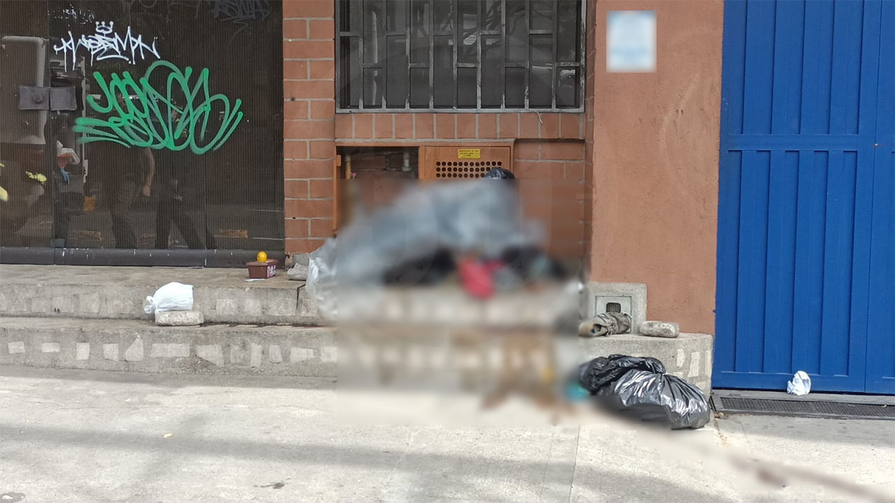 Habitante de calle murió al lado de un centro de salud en Medellín