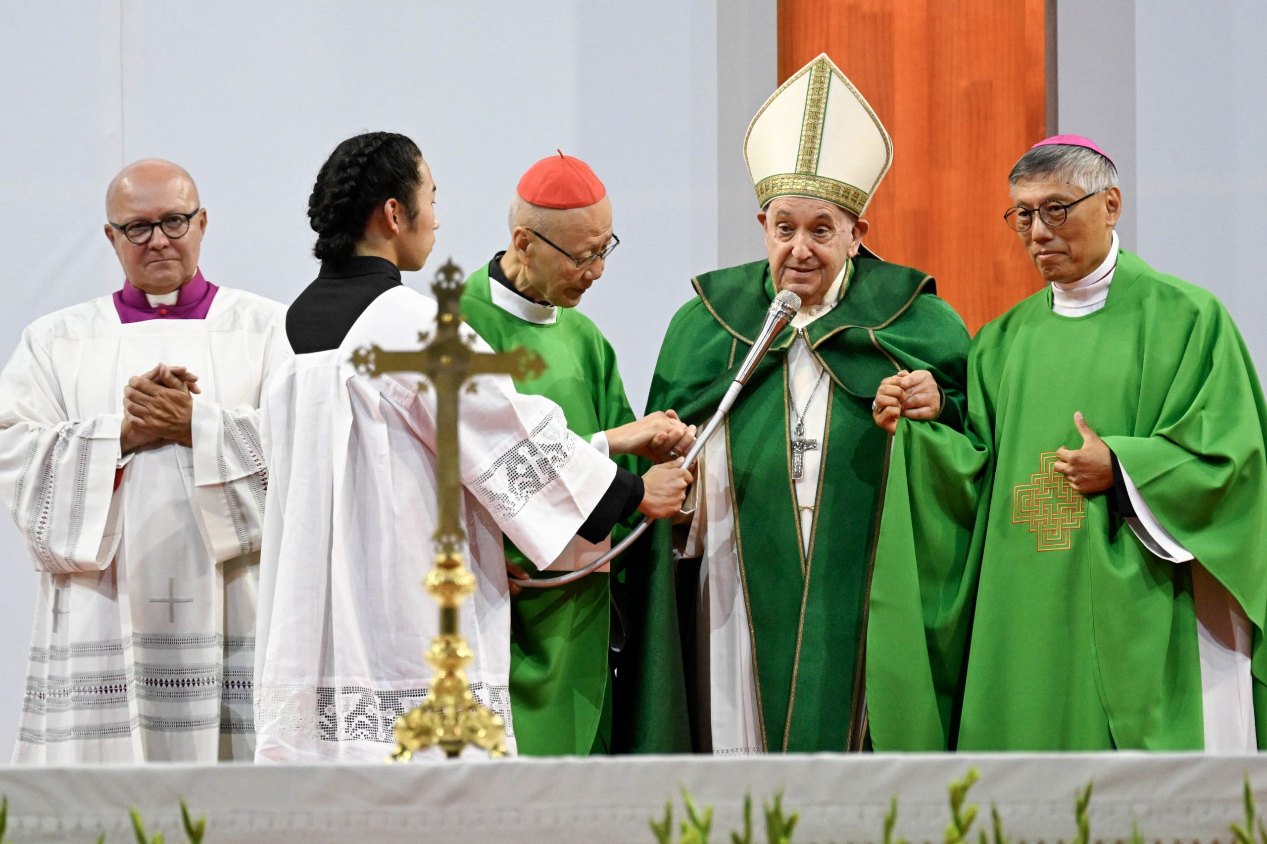 El papa visita centro de caridad en Mongolia y asegura que la Iglesia no hace proselitismo