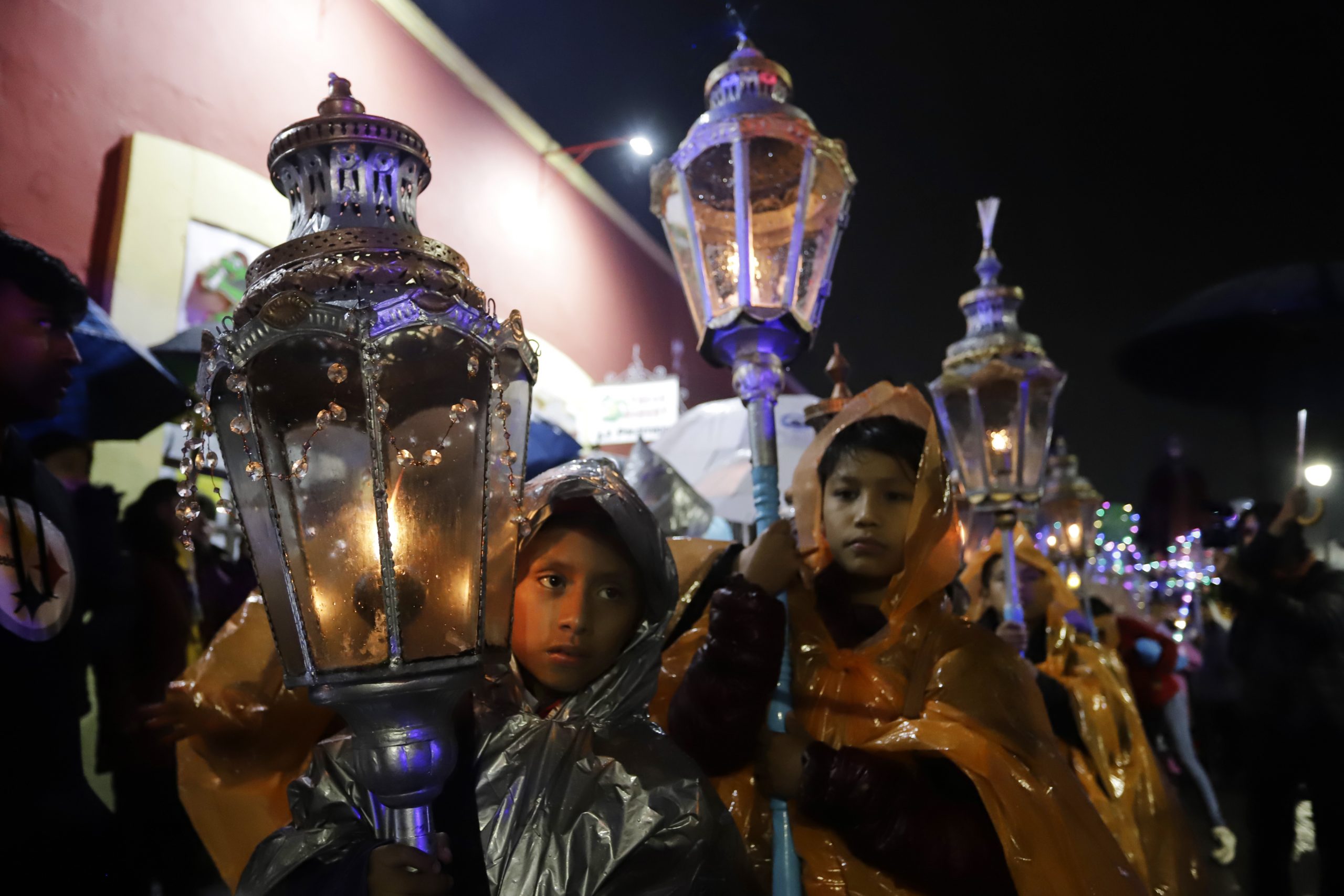 Una procesión de miles de faroles ilumina la Pirámide de Cholula en el centro de México