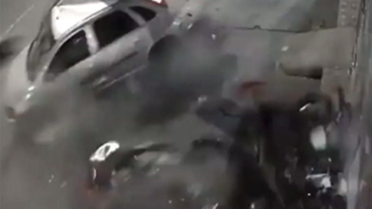 Conductor arrolló varias motos tras perder el control del carro