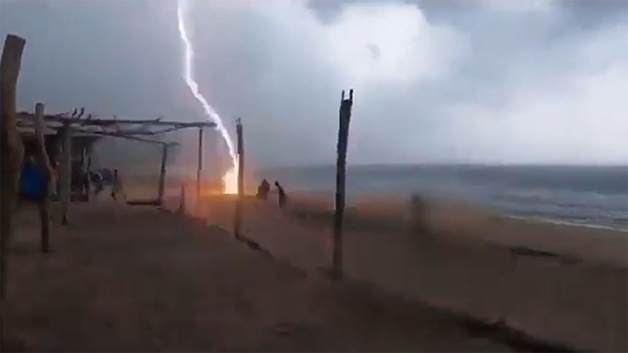 Rayo cayó en dos personas en playas de México