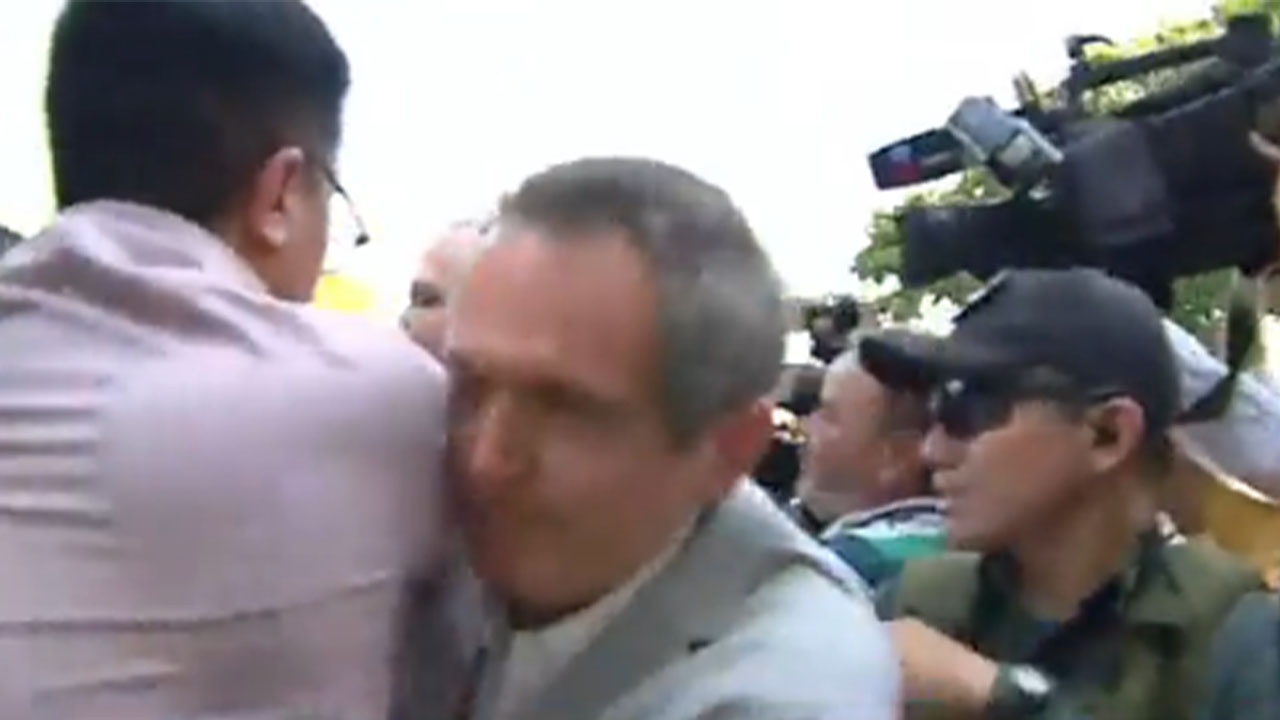 En vivo, periodistas de Noticias Caracol y otros medios fueron empujados por la Policía a la llegada de AMLO a Colombia
