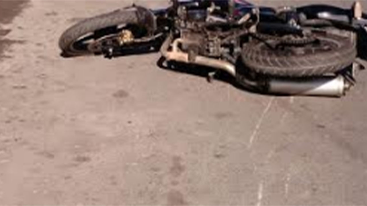 El hombre quien falleció antes de llegar a un hospital fue chocado por otro motociclista pero este escapó