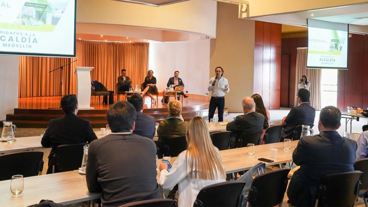 Fico Gutiérrez en el foro organizado por El Comité Intergremial de Antioquia