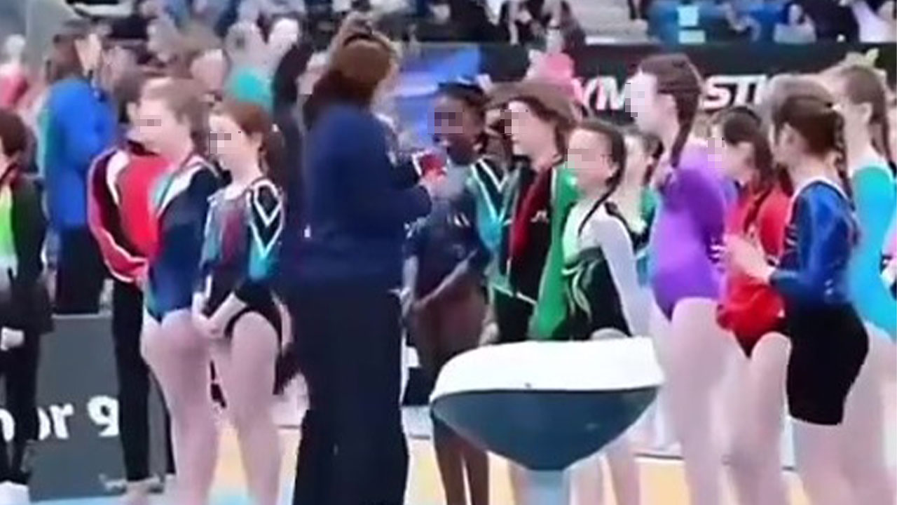Piden perdón a niña gimnasta tras evidente acto de racismo