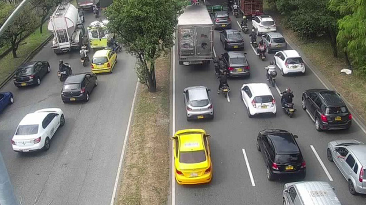 Hay un motociclista en el suelo, reportan cierre en la Autopista Sur a la altura de la calle Colombia