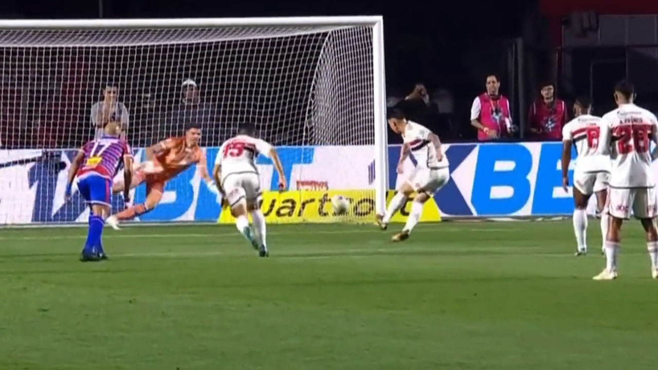 James se 'comió' un penal con Sao Paulo