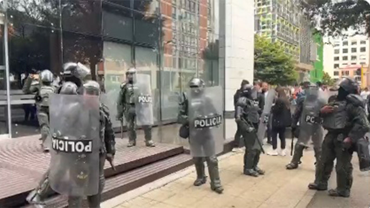 A la revista Semana llegó la Policía por desmanes de indígenas