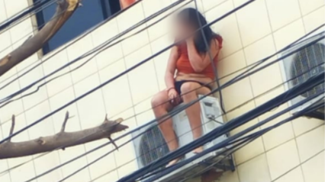 Mujer herida se subió al aire acondicionado de su edificio para evitar que su pareja la matara