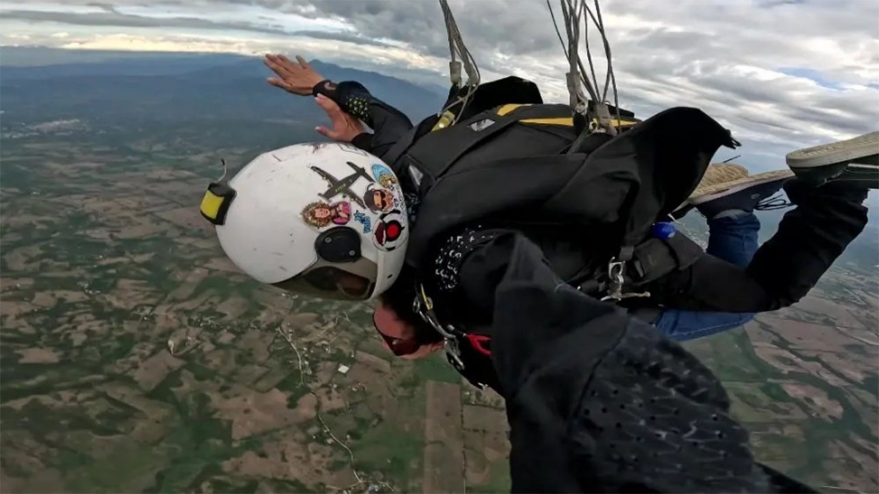 Paracaidista se estrelló y terminó decapitado por ala de un avión