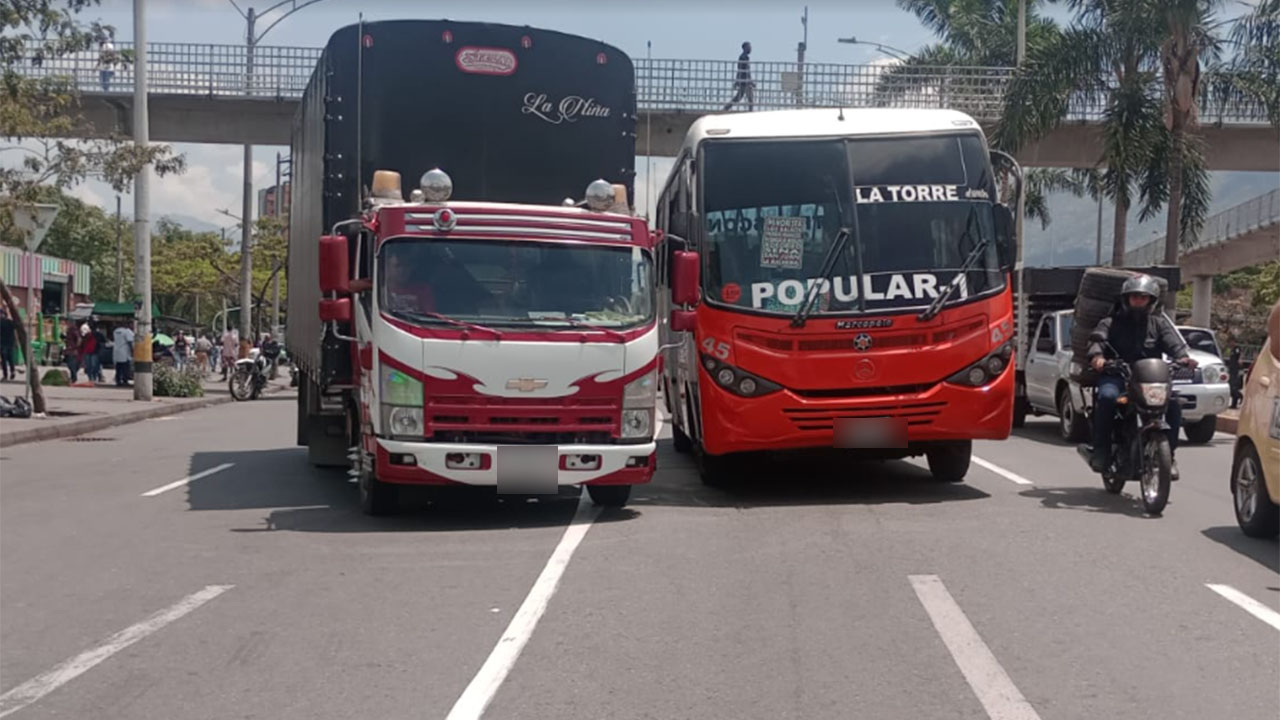 Camión y bus se chocaron por La Minorista