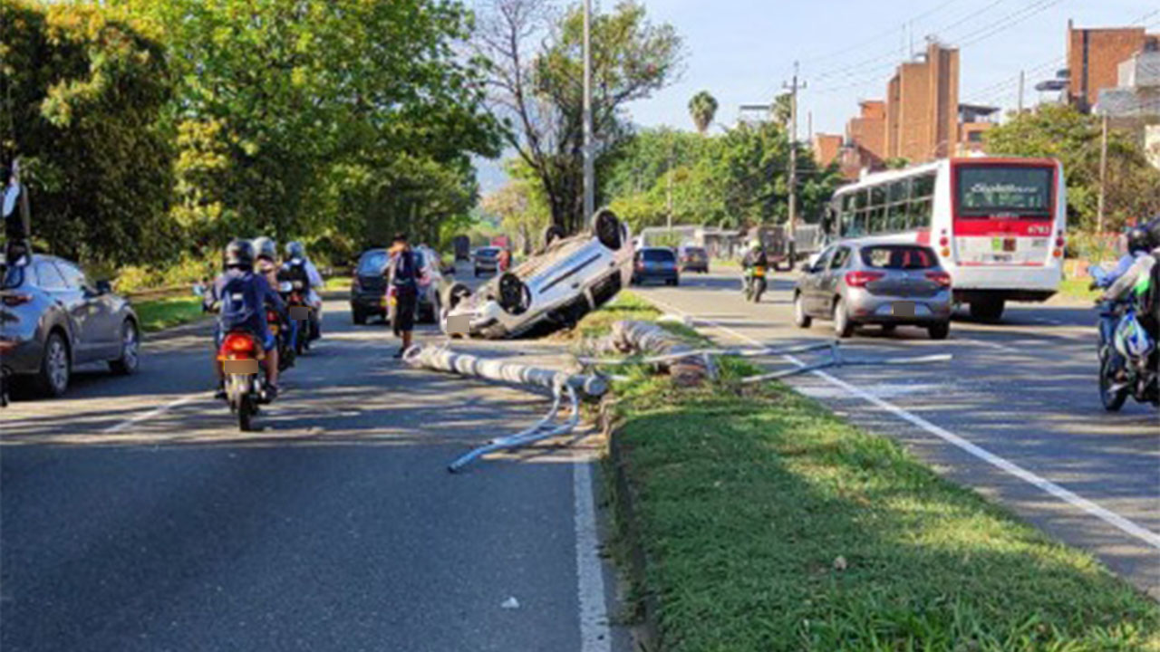 Vehículo quedó con las llantas para arriba en plena Autopista Sur