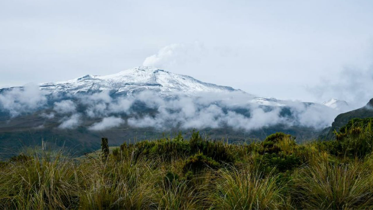 Autoridades mantienen vigilancia por aumento sísmico en el volcán Nevado del Ruiz