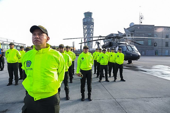 Embajada de Estados Unidos entregó tres helicópteros a la Policía colombiana