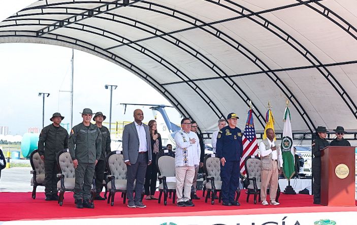 Embajada de Estados Unidos entregó tres helicópteros a la Policía colombiana