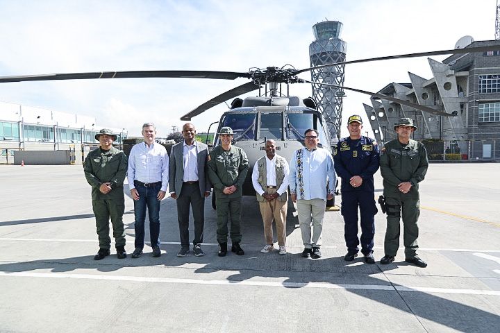 Embajada de Estados Unidos entregó tres helicópteros a la Policía colombiana
