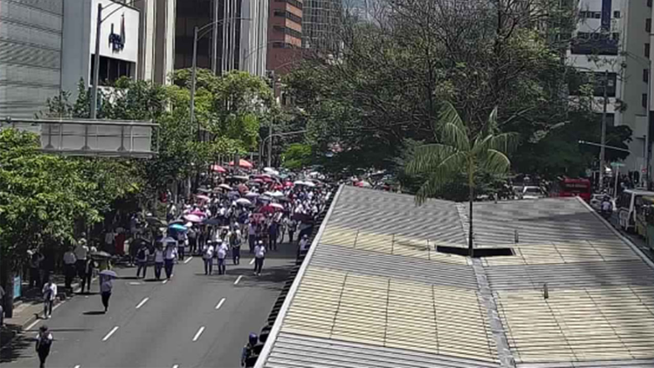 Ya van por la Av. Oriental, marcha de maestros en Medellín