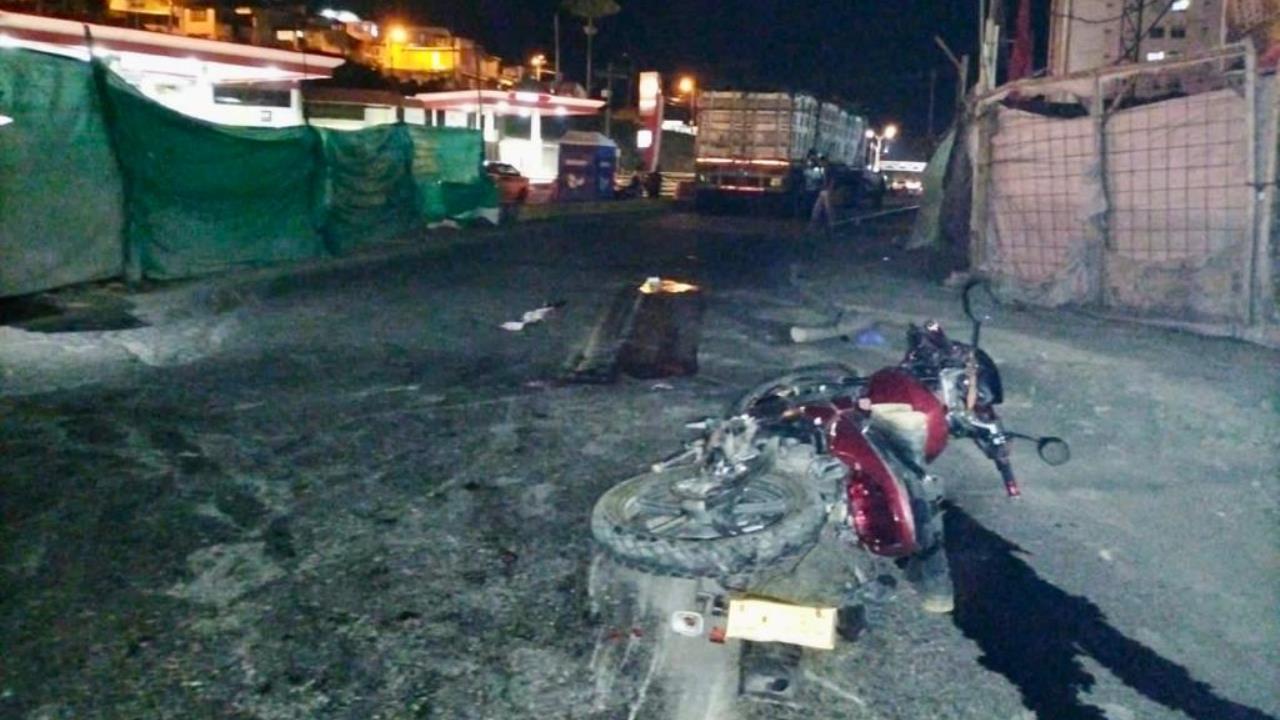 FOTOS: Motociclista gravemente herido al chocar con tractomula