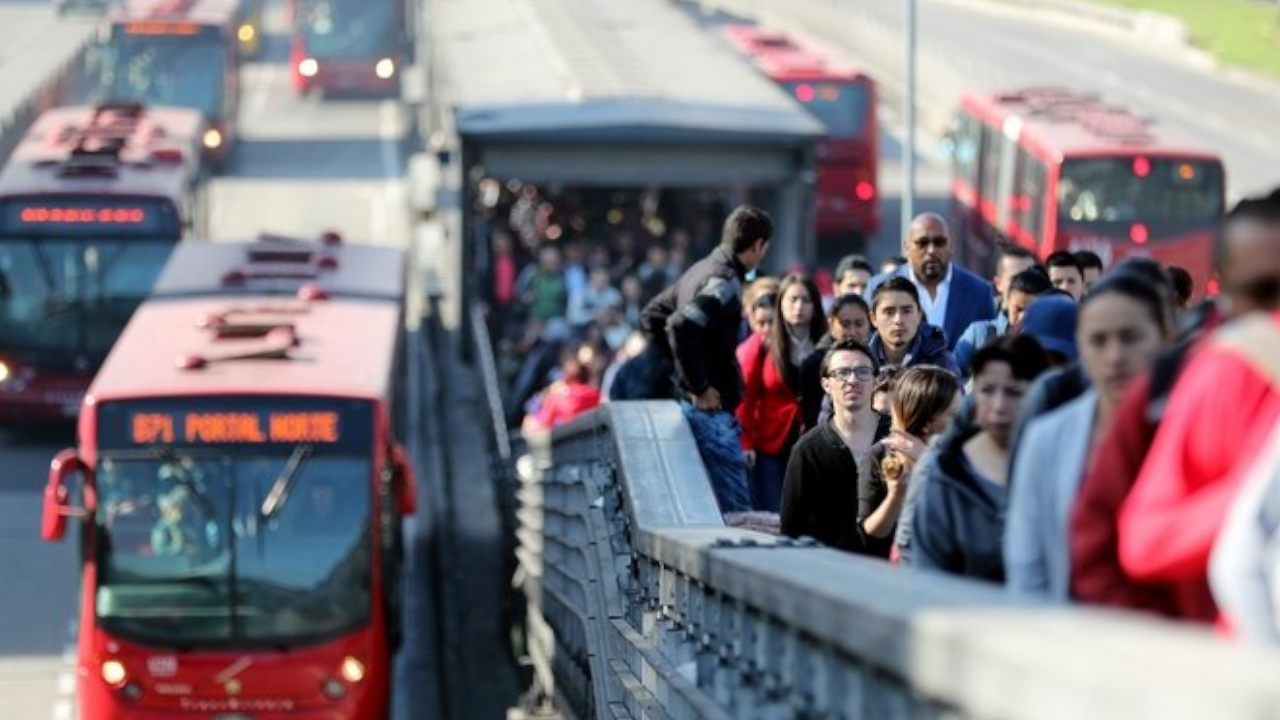 Gobierno destinará $1 billón para reducir déficit de transportes masivos del país