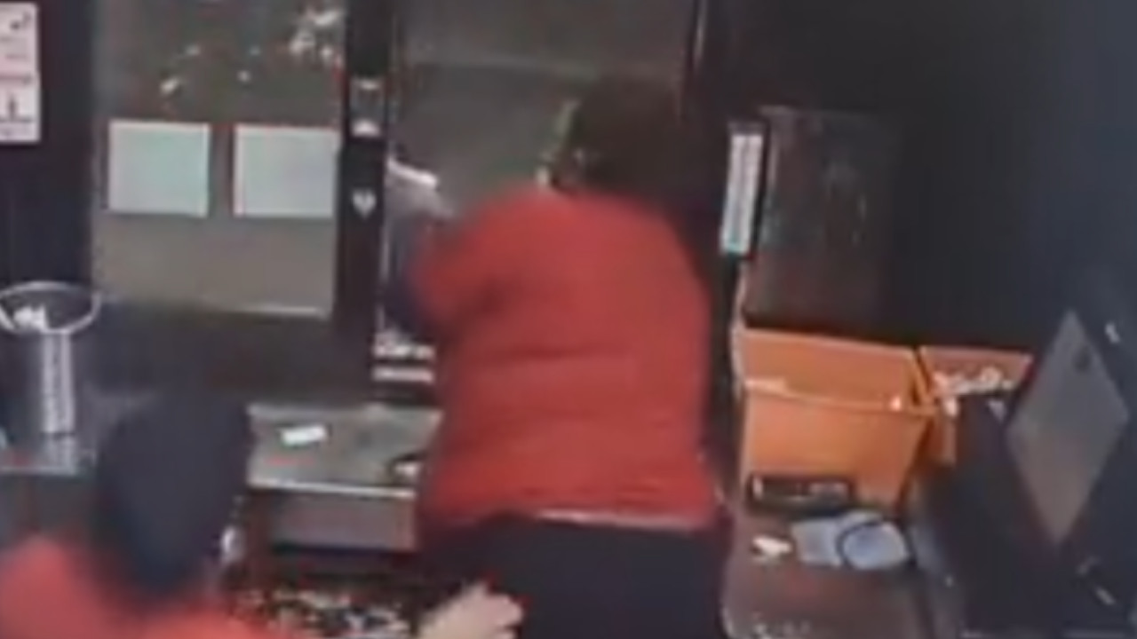 Por unas papas fritas empleada de un restaurante le dispara a un cliente