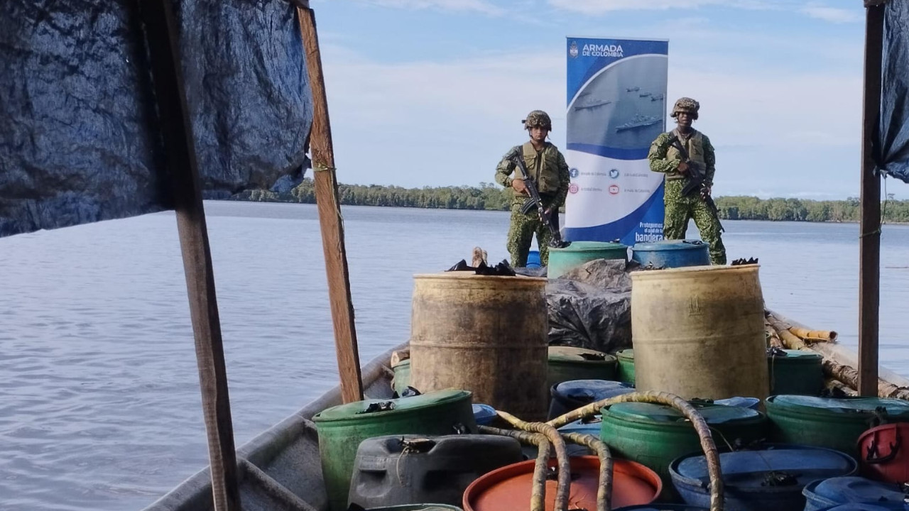 FOTOS. Varios galones de combustible y gasolina fueron incautados en el bajo Baudó