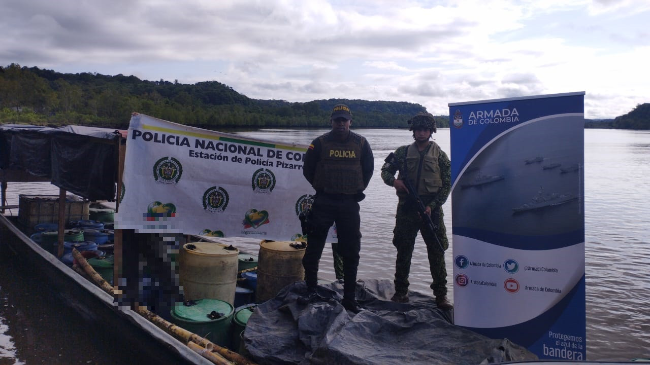 FOTOS. Varios galones de combustible y gasolina fueron incautados en el bajo Baudó