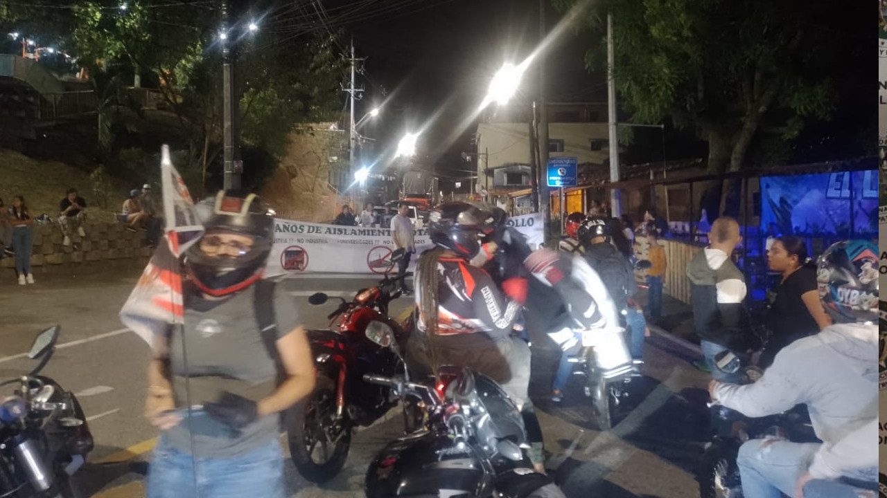 El gobernador de Antioquia se manifestó frente al paro en la vía Barbosa y le pide a la MEVAL intervenir