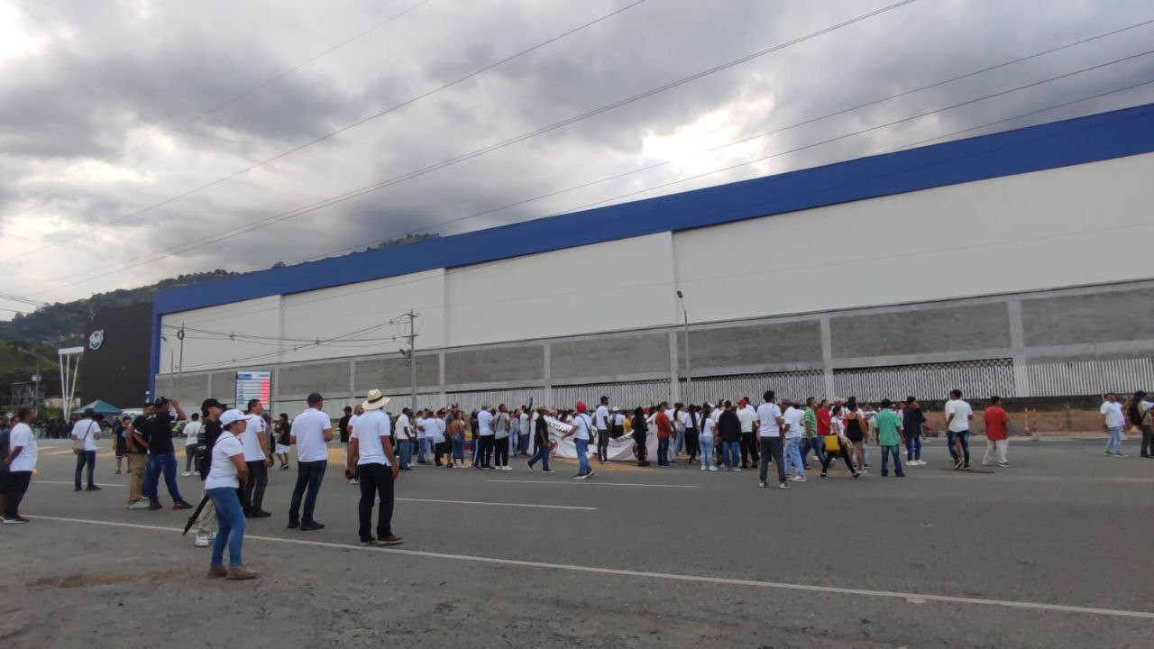 Gran congestión vehicular por plan tortuga como manifestación ciudadana en el peaje el Trapiche