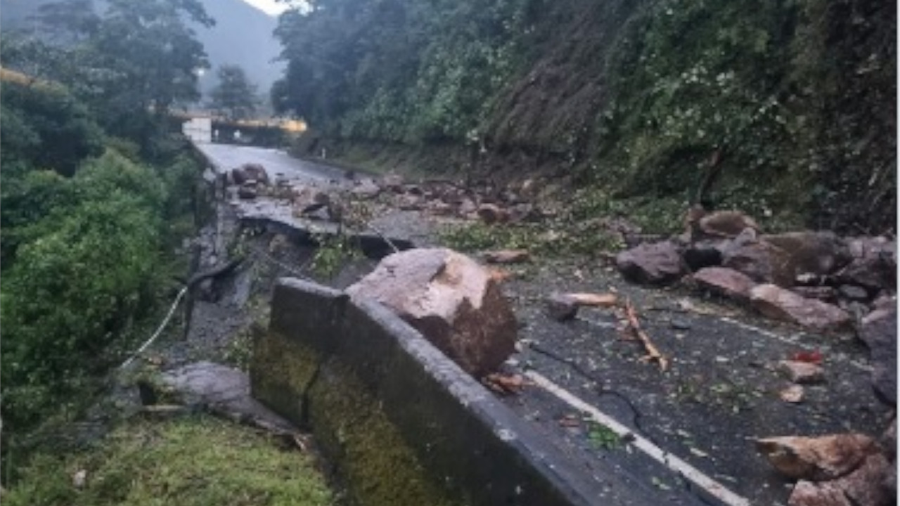 Vía al Llano amanece cerrada: reportan caída de piedras